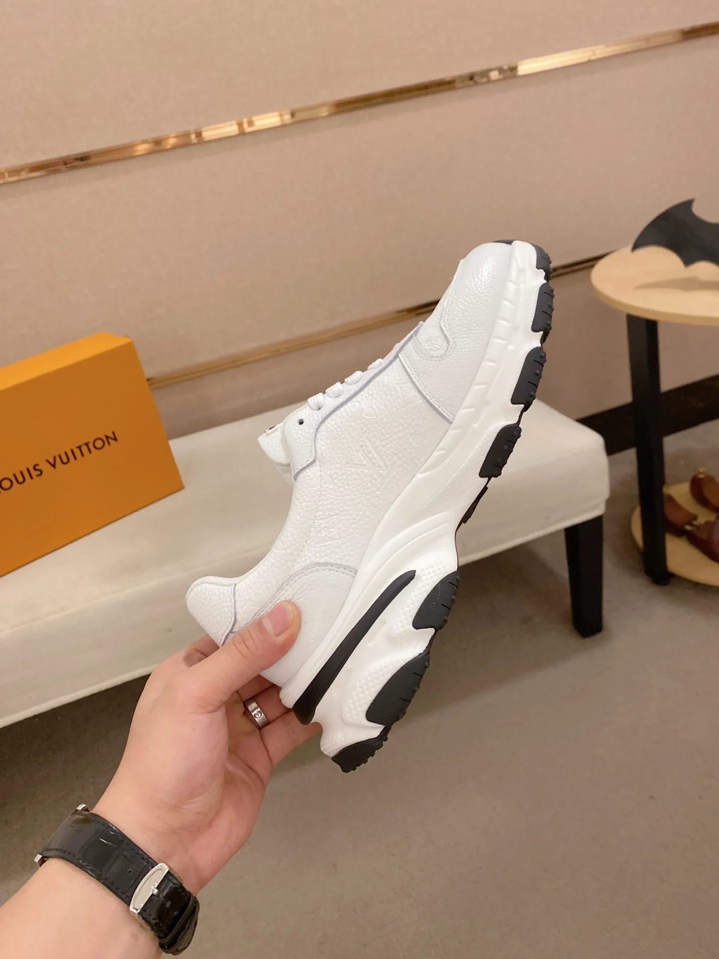 Men's shoes💰 442💰louis vuitton (Louis Vuitton/lv)🔍🔍The new counters are on sale at the same time. The uppers are imported from Italy. ⃣️Re-engraved🇮🇹💪💪, ⚠Sole: The original sole is specially provided by the original factory, the exclusive movable molded sole is super comfortable, ⚠Original and single goods 🔍high quality, you can enter and leave the counter at will, welcome to compare⚠. Code number: 38-44 (45/customized, non-refundable)
